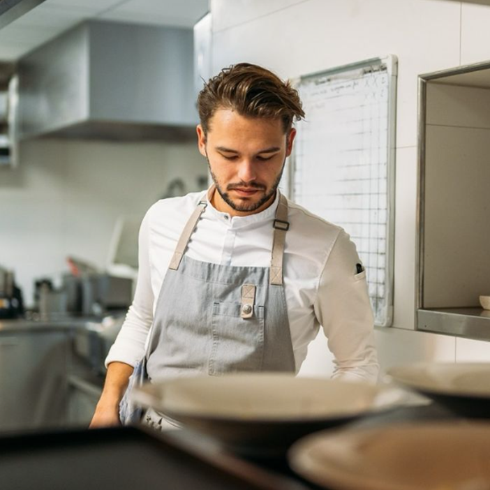 Chef aan het werk in de keuken van restaurant Doyy in Eindhoven