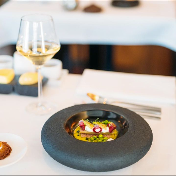 Verfijnd gerecht op tafel bij restaurant Doyy in Eindhoven
